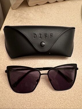 Diff Eyewear Black Cat-Eye Sunglasses with Dark Gray Lenses